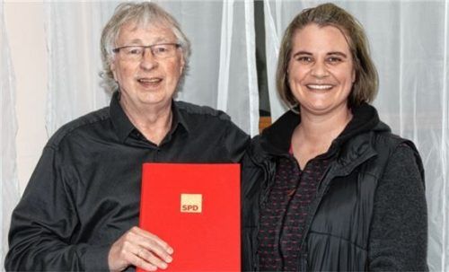 Viel Applaus erhielt das Kieferer SPD-Mitglied Gerhard Schuma (links) für 50 Jahre SPD-Mitgliedschaft. Die Ehrenurkunde wurde von der SPD-Ortsvorsitzenden Anna Klein (rechts) bei der Jahresversammlung überreicht.Foto Schmidt