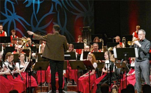 Vom Solisten Peter Mönkediek ließ sich das symphonische Blasorchester beflügeln. Foto JANKA