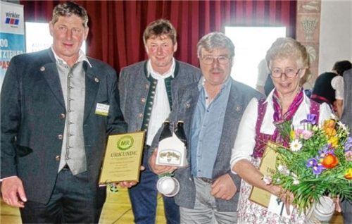Vorsitzender Franz Blinninger (von links) und sein Stellvertreter Anton Braun ehrten die scheidenden Vorstandsmitglieder Johann Petzenhauser für zwölf Jahre und Maria Niederthanner für 32 Jahre in der Vorstandschaft.