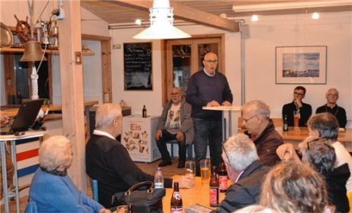 Vorsitzender Hans Reile bei seinem durchweg positiven Bericht im Clubhaus.Foto niessen