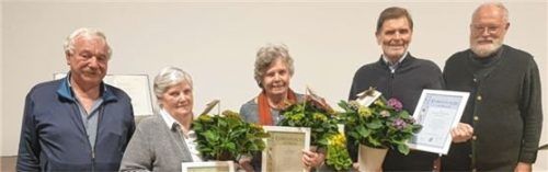 Vorsitzender Raimund Ratzka (von links) überreicht den Geehrten Veronika Maier, Rosa Weber und Georg Zehentner Urkunden und Blumen. Der Zweite Vorsitzende des Kreisverbands, Thomas Pummerer, freut sich mit. Foto re