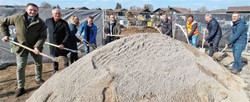 Weg vom reinen Betonbau, das wollen die Beteiligten am Projekt Jahnstraße umsetzen. Die Vertreter des Bauherren, der Baufirmen und der Gemeinde beim Spatenstich: (von links) Georg Brüderl, Schorsch Brüderl, Martina Muck, Julius Blersch, Bürgermeister Alois Loferer, Dietmar Schürholz, Hannes Mayer, Steffen Mechter und Michael Mayer junior. Foto Ammelburger