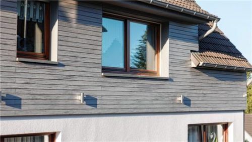 Wer nur einen Teil der Fassade mit Profilen verkleidet, erzielt interessante Effekte. Foto djd/NATURinFORM/Tobias Vollmer