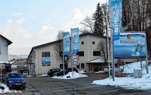 Wie geht es weiter mit der Petrusquelle? Viele Fragen sind noch unklar. Sicher ist, dass auf dem Betriebsgelände in Siegsdorf künftig Mineralwasser für Eigenmarken des Edeka-Konzerns abgefüllt wird. Foto Effner