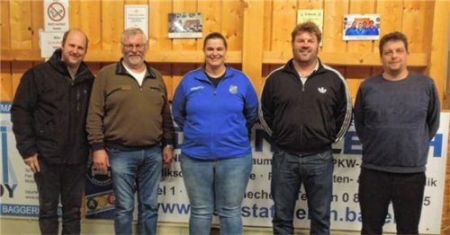 Zu ihren Erfolgen gratulierten (von links) Vorsitzender des SV Schechen Stefan Dialler und Abteilungsleiter Peter Rottmoser senior den Europameistern Kathleen Neumayer und Peter Rottmoser. Ebenfalls seine Glückwünsche äußerte Zweiter Abteilungsleiter Michael Neumayer. Foto sollinger