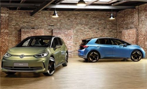 Zur Serienausstattung des überarbeiteten VW ID 3 gehören unter anderem ein Zwölf-Zoll-Display, eine Mittelkonsole mit USB-C-Anschlüssen und ein Multifunktionslenkrad aus tierfreien Materialien. Foto Autoren-Union Mobilität/Volkswagen