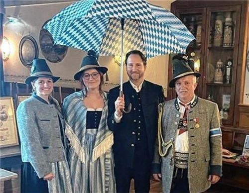 Zwei Markenterinnen (von links), Schirmherr Bürgermeister Christoph Vodermaier und Hauptmann Johann Loferer sehen mit Vorfreude auf das Wiedergründungsfest.Foto Niessen