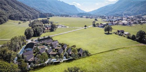 Zwölf Chalets, zwei Appartement-Häuser, ein Dorfplatz mit Salettl: Laut Lageplan soll es an der Bernauer Straße an der ostwärtigen Ortseinfahrt von Aschau einmal so aussehen.Brüderl-Manufaktur