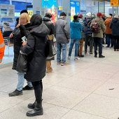 49-Euro-Ticket: Schlangen vor den Schaltern