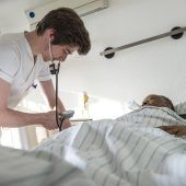 Weniger Menschen entscheiden sich für Pflegeberuf
