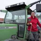 Eine Bäuerin gibt Gas