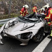 Betrunkener fährt Fußgänger an Sportwagen-Unfall: Zwei Schwerverletzte