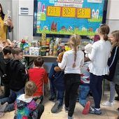 Grundschüler spenden Lebensmittel