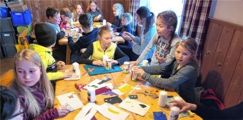 OVB Heimatzeitungen | 30 Trachtlerkinder verzieren Kerzen für die ...