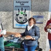„Kolbermoorer helfen“ spendet Osterfladen für Tafel