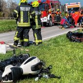 Motorradfahrer prallen zusammen