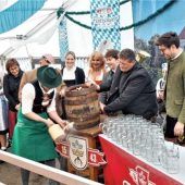 Schneidiger Auftakt beim Panger Frühlingsfest mit Festkutschen, Blasmusik und einem ersten Prosit