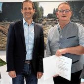 Feldgeschworener Florian Gilg setzt Grenzsteine in Pang