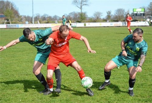 Umringt von zwei Grünwalder Spielern: Bruckmühls Anian Folger.Foto Franz Ruprecht