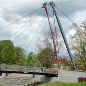 Fußgängerbrücke gewartet