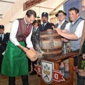 Totengedenken, Bieranstich und Ehrenabend beim Feuerwehrfest in Pang