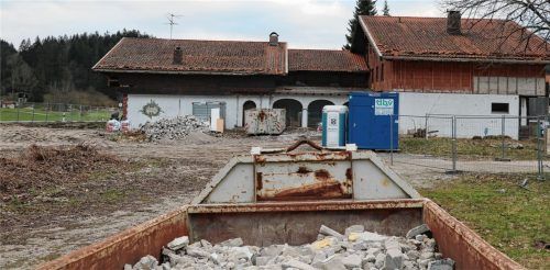 Abrissarbeiten am Sachranger Hof: „Die Gemeinde Aschau ist stets von einem Hotel ausgegangen“, sagt Bürgermeister Simon Frank. „Wir werden die neue Planung im Haus mit dem Bauwerber und dem Landratsamt abklopfen.“ Foto Rehberg