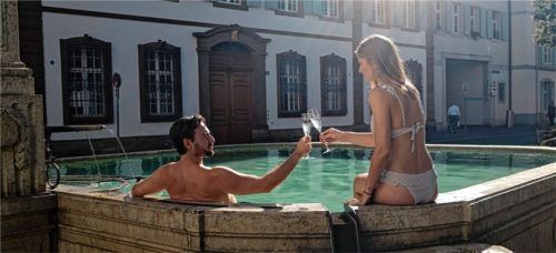 Abtauchen in der Stadt: Brunnenbaden in Basel.Foto Schweiz Tourismus/Nicola Fuerer