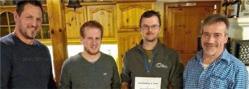 Abteilungsleiter Marcus Maier (links) überreichte zusammen mit Sportwart Andi Hartl (rechts) Urkunden für 100 Turniere an Sepp König (Zweiter von links) und für 200 Turniere an Florian Deisenrieder. Foto  Bacher