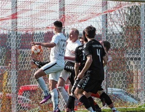 Albert Schaberl bugsiert den Ball zur 1:0-Führung für die SG Reichertsheim-Ramsau/Gars über die Linie.Foto Semerad
