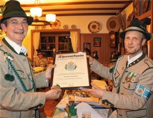 Alexander Niederauer (links) erhielt die bronzene Verdienstmedaille am Band aus der Hand von Hauptmann Hubert Stein (rechts).Foto Rehberg