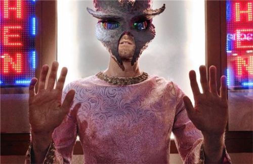 Als reptiloider Mensch das Ende der Menschheit überleben? Angela Aux II, alias Florian Kreier, führt eigene Inszenierung in den Münchner Kammerspielen auf. Foto Milena Wojhan