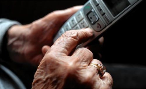 Am Telefon verlangte die Bande von den meist älteren Menschen hohe Summen. Foto dpa