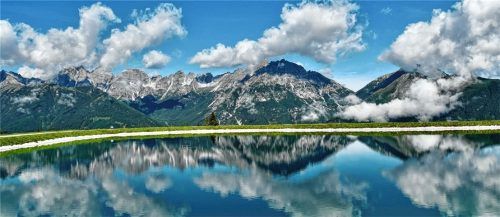 An der Bergstation der Serles-Bahnen spiegelt sich das Panorama im See. Foto Karin Kudla