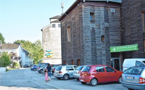 An der Kletterhalle in Landlmühle ist die Parkplatzsituation übersichtlich. An anderen Stellen in dem Stephanskirchner Ortsteil lässt sie zu wünschen übrig. Foto Peter Schlecker