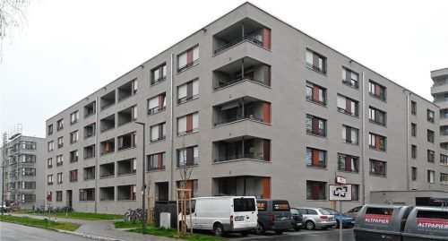 An der Lena-Christ-Straße sind 211 Mietwohnungen für rund 600 Menschen entstanden. Weil einige davon noch leer stehen, könnten sie Erziehern angeboten werden. Foto Peter Schlecker