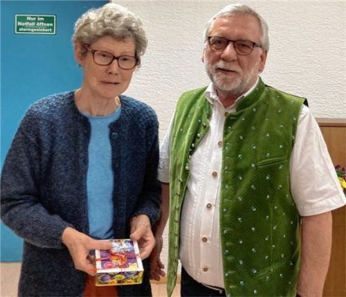 Anneliese Höglauer nahm für ihren Gatten und Ehrenmitglied Ludwig den Dank des Zweiten Vorsitzenden Friedbert Knorek für den Baumschneidekurs entgegen. Foto re