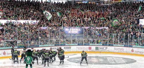 Auch am heutigen Freitag wieder: volles Stadion und beste Stimmung in Rosenheim. Was bei einem Starbulls-Sieg los wäre, kann man sich gar nicht vorstellen. Foto Hans-Jürgen Ziegler