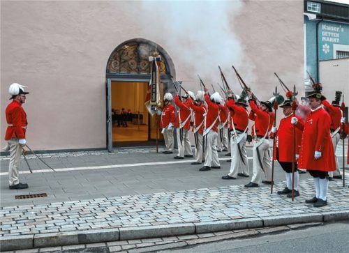 Auf eine lange Tradition als ehemalige Schutzgarde der wertvollen Salztransporte auf der Salzach kann das Schifferschützen-Corps aus Oberndorf zurückblicken. Mit einem donnerhallähnlichen Salutschuss eröffnete die Gruppe die Auftaktveranstaltung der Chiemgauer Kulturtage. Foto Effner