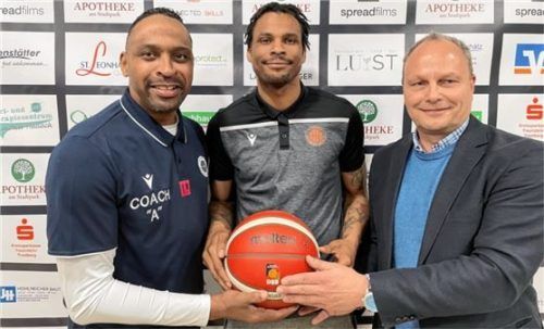 Baskets-Headcoach Aaron Mitchell (links) und Abteilungsleiter Franz Buchenrieder (rechts) freuen sich über die Vertragsverlängerung von Vince Garrett.Foto Chiemgau Baskets