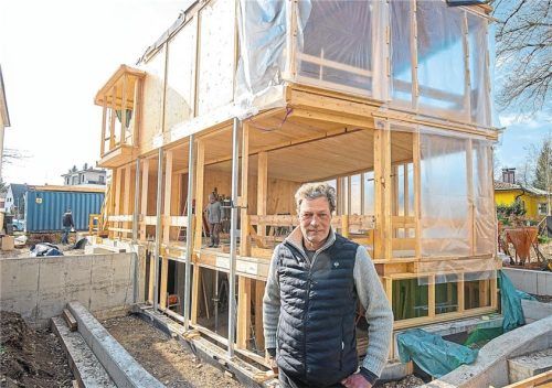 Baustoff mit zahlreichen Möglichkeiten der Konstruktion: Architekt und Diplom-Ingenieur Michael Freilinger vor einem Holzhaus in Gräfelfing, das von ihm entworfen wurde und aktuell gebaut wird. Foto Michael Schönwälder