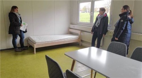 Bei der Begehung dabei: (von links) Anja Nita, im Landratsamt Rosenheim zuständig für die Unterbringung der geflüchteten Menschen, Alexandra Weber, Leiterin des zuständigen Sachgebiets beim Landratsamt Rosenheim und Ina Krug, Pressesprecherin des Landratsamts Rosenheim.