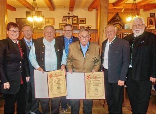 Bei der Ehrung (von links): Schriftführerin Sabine Karl, Zweiter Vorsitzender und Schatzmeister Sepp Höfer, Ehrenmitglied Hans Glas, Zweiter Vorsitzender Norbert Zehrer, Ehrenmitglied Konrad Gartmeier, Kreisvorsitzender Christian Glas und Landesvorsitzender Sebastian Friesinger. Foto hötzelsperger