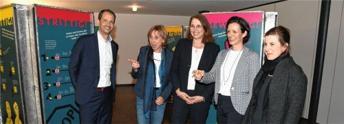 Bei der Eröffnung der Wanderausstellung „Echt fair“: (von links) Oberbürgermeister Andreas März, Frauenhaus-Leiterin Marita Koralewski, Elke Herrmann, Geschäftsführerin des Sozialdienstes katholischer Frauen (SkF), Andrea März, die im Vorstand des SkF sitzt, und Johanna Ender.Foto Schlecker