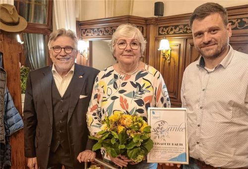 Bei der Verabschiedung: (von links) der neue Leiter Dr. Horst Steppi, Elisabeth Bartl und Sebastian Kurz, Geschäftsbereichsleiter bei der Diakonie Rosenheim. Foto Tafel Rosenheim
