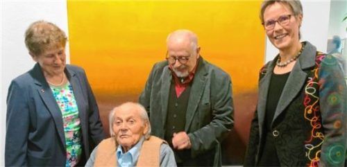 Bei der Vernissage der neuen Ausstellung „Kunst im Amt“, vorne der Maler Hermann Wagner vor einer seiner Bildmeditationen, hinten (von links) die stellvertretende Landrätin Resi Schmidhuber, der Vorsitzende des Kunstvereins Traunstein, Herbert Stahl, und Dr. Birgit Löffler, Beauftragte des Landratsamts Traunstein für Kultur- und Heimatpflege. Foto Giesen