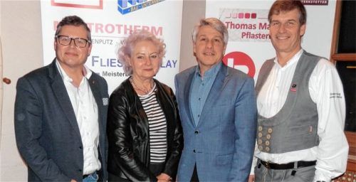Bei der Versammlung der Bauinnung Mühldorf/Altötting berichteten (von links) der Geschäftsführer der Kreishandwerkerschaft, Markus Saller, die Kreishandwerksmeisterin Helga Wimmer, der Geschäftsführer des Landesverbands, Thomas Schmid, und Obermeister Peter Heiß.Foto maier