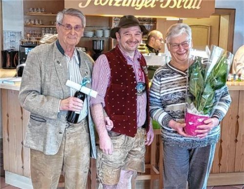 Bei der Versammlung wurden Lutz Heinrich (links) und Rosi Scharnagel von Georg Löw (Mitte) verabschiedet.Foto re