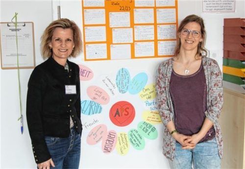 Bei ihrem Besuch konnte Daniela Ludwig (links) von Anja Feichtl genauer in das Konzept der Schule eingeführt werden.Foto APS