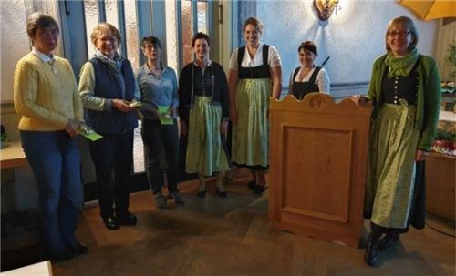 Beim Fotowettbewerb siegten (von links) Christine Grübler, Ulrike Bacher und Andrea Lederer. Ihnen gratulierten Martina Watzlowik, Lisi Kreuz, Martina Pichler und Ingrid Reitberger aus dem Vorstand.Foto Gartenbauverein Brannenburg-Flintsbach