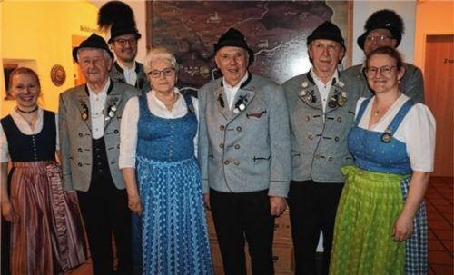 Beim Hoagascht: (von links) Schriftführerin Irmengard Huber, Josef Freund, stellvertretender Vorsitzender Helmut Freund, Sieglinde Fuihl, Balthasar Hamm, Sebastian Spitzl, Kassenfrau Irmgard Aicher und Vorsitzender Peter Voggenauer. Foto Rehberg